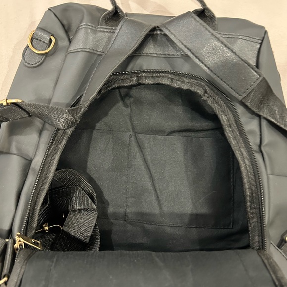 💥PRICE⬇️ Black Vinyl Backpack • Medium • - Picture 4 of 10